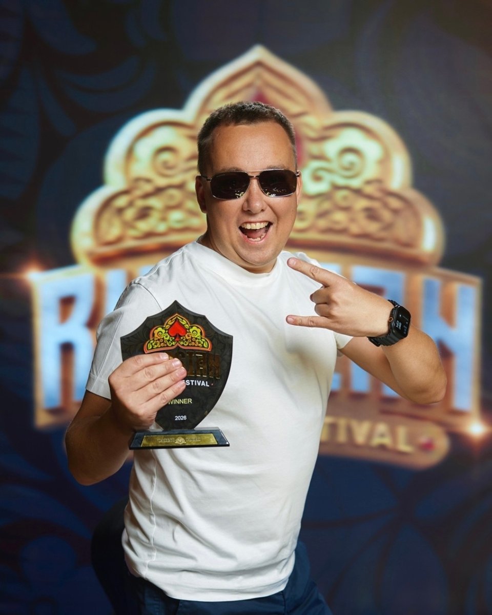 Черный стеклянный кубок для Russian Festival